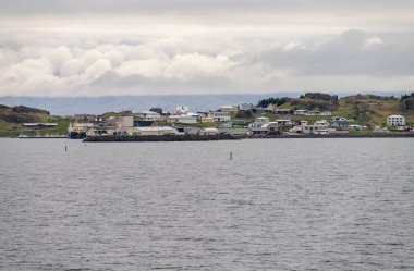 Doğu İzlanda 'nın küçük bir kasabası olan Djupivogur' un panoraması.