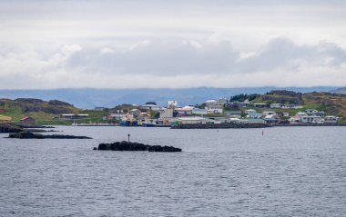 Doğu İzlanda 'nın küçük bir kasabası olan Djupivogur' un panoraması.