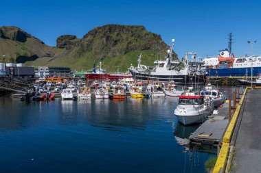 Heimaey, İzlanda - 31 Mayıs 2025: Küçük tekneler ve büyük balıkçı tekneleri Vestmannaeyjar limanına yanaştı