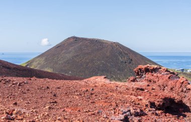 Zirveden ve Eldfell Krateri 'nin etrafındaki lav ve Heimaey Adası' ndaki Helgafell volkanı görünüyor.