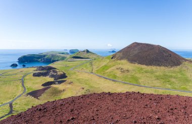 Heimaey Adası 'ndaki Helgafell volkanı ile Eldfell Krateri' nin etrafındaki lava uzun süre tırmanmak.