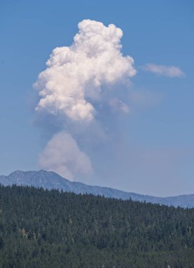 Perry Wildfire ya da orman yangını 27 Ağustos 2025 'te Kuzey Cascades Ulusal Parkı' ndaki Ross Gölü yakınlarında başladı.