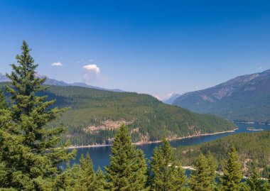 Perry Wildfire ya da orman yangını 27 Ağustos 2025 'te Kuzey Cascades Ulusal Parkı' ndaki Ross Gölü yakınlarında başladı.