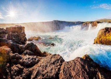 Parlak, güneşli, güçlü Godafoss çağlayanı manzarası çok güzel. Popüler turist eğlencesi. Alışılmadık ve pitoresk bir sahne. Bardardalur Vadisi, Skjalfandafljot Nehri, İzlanda, Avrupa. Güzellik dünyası.
