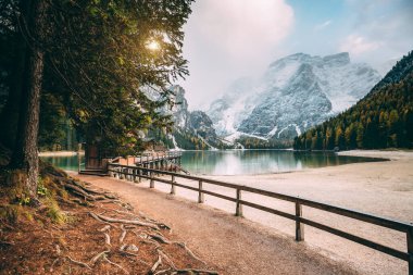 Büyük sahne Alp Gölü Braies (Pragser Wildsee). Dolomite Ulusal Parkı Fanes-Sennes-Braies, İtalya. Avrupa. Çapraz işlenmiş retro ve vintage tarzı. Instagram etkisi. Güzellik dünyası.