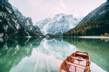 Büyük sahne Alp Gölü Braies (Pragser Wildsee). Dolomite Ulusal Parkı Fanes-Sennes-Braies, İtalya. Avrupa. Çapraz işlenmiş retro ve vintage tarzı. Instagram etkisi. Güzellik dünyası.