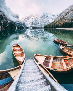 Büyük sahne Alp Gölü Braies (Pragser Wildsee). Dolomite Ulusal Parkı Fanes-Sennes-Braies, İtalya. Avrupa. Çapraz işlenmiş retro ve vintage tarzı. Instagram etkisi. Güzellik dünyası.