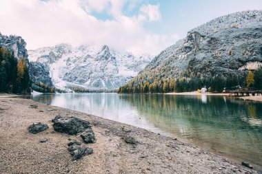 Büyük dağ gölü Braies (Pragser Wildsee). Sihirli ve muhteşem sahne. Popüler turistik. Yer yer Dolomiti, Milli Parkı Fanes-Sennes-Braies, South Tyrol, İtalya. Avrupa. Güzellik Dünya.