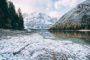 Büyük sahne Alp Gölü Braies (Pragser Wildsee). Popüler turist eğlencesi. Konum Dolomiti, Ulusal Park Fanes-Sennes-Braies, İtalya. Avrupa. Instagram tonlama etkisi. Güzellik dünyası.