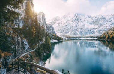 Büyük sahne Alp Gölü Braies (Pragser Wildsee). Popüler turist eğlencesi. Konum Dolomiti, Ulusal Park Fanes-Sennes-Braies, İtalya. Avrupa. Instagram tonlama etkisi. Güzellik dünyası.