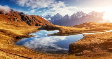 Koruldi Dağı eteğindeki fantastik göl. Ushba. Dramatik bir sahne. Şu meşhur yer, Yukarı Svaneti, Mestia, Gürcistan, Avrupa. Yüksek Kafkasya sırtı. Sıcak tonlama, yumuşak filtre etkisi. Güzellik dünyası.