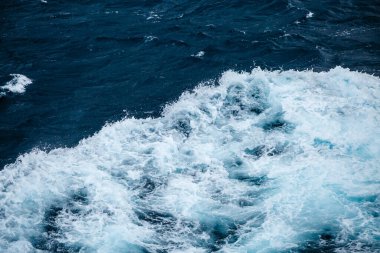 Yelken açarken dalgalı deniz. Dramatik ve resimli bir sahne. Güzellik dünyası.