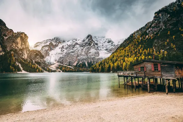 Świetne Alpejskie Jezioro Braies Pragser Wildsee Scena Magii Wspaniały Atrakcją — Zdjęcie stockowe