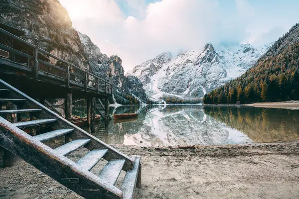 Wielka Scena Alpejskiego Jeziora Braies Pragser Wildsee Miejsce Położenia Dolomite — Zdjęcie stockowe