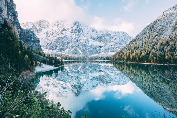Büyük sahne Alp Gölü Braies (Pragser Wildsee). Popüler turist eğlencesi. Konum Dolomiti, Ulusal Park Fanes-Sennes-Braies, İtalya. Avrupa. Instagram tonlama etkisi. Güzellik dünyası.