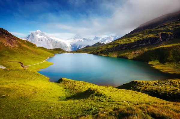 山的全景 在Bachalpsee湖上的Schreckhorn和Wetterhorn 戏剧化和风景如画的场面 受欢迎的旅游胜地 瑞士阿尔卑斯山 伯内塞奥伯兰 格林德沃尔德 美丽的世界 — 图库照片