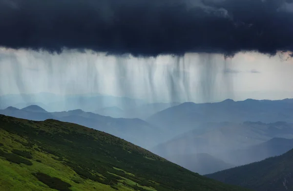 Vedere Minunată Norii Ploaie Peste Munții Împădurite Scena Dramatică Pitorească — Fotografie, imagine de stoc