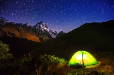 Ushba dağının üzerinde fantastik yıldızlı gökyüzü. Dramatik ve alışılmadık bir sahne. Mestia, Yukarı Svaneti, Gürcistan, Avrupa. Yüksek Kafkasya sırtı. Astrofotoğrafçılık. Güzellik dünyası.
