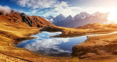 Koruldi Dağı eteğindeki fantastik göl. Ushba. Dramatik bir sahne. Şu meşhur yer, Yukarı Svaneti, Mestia, Gürcistan, Avrupa. Yüksek Kafkasya sırtı. Sıcak tonlama, yumuşak filtre etkisi. Güzellik dünyası.