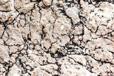 Eski evin çatlaklarıyla kaplı boş gri taş duvar. Kentsel arka plan grunge. Güzellik dünyası.