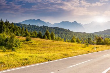 Güneş ışığında parlayan fantastik dağ sırası. Dramatik ve resimli bir sahne. Balkanlarda Durmitor Ulusal Parkı 'nda ünlü bir yer. Zabljak köyü, Karadağ, Avrupa. Güzellik dünyası. Sıcak tonlama.
