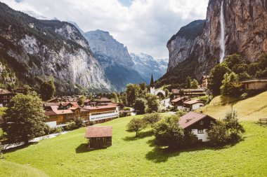 Harika bir dağ köyü manzarası. Muhteşem bir sahne. İsviçre alpleri, Lauterbrunnen vadisi Staubbach şelalesi, Avrupa. Çapraz işlem, retro ve vintage tarzı. Instagram tonlama etkisi. Güzellik dünyası