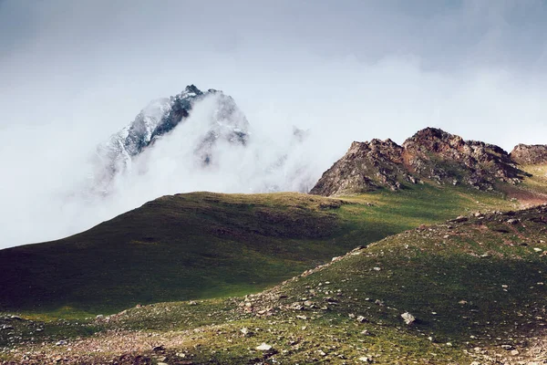 Fantastische Reichweite Nebel Fuße Des Ushba Dramatische Nebelszene Standort Svaneti — Stockfoto