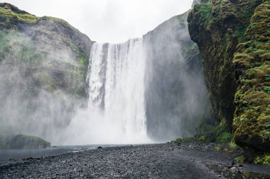 Büyük Skogafoss şelalesi. Dramatik ve resimli bir sahne. Skoga Nehri, İzlanda, Avrupa 'da ünlü bir yer. Çapraz işlem filtresi, retro ve vintage tarzı. Instagram tonlama etkisi. Güzellik dünyası.