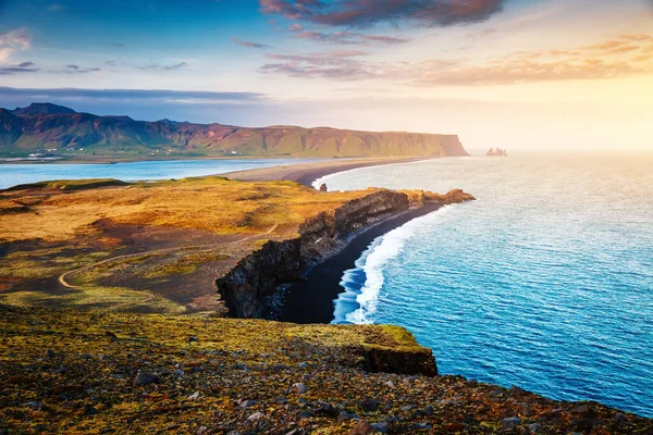 Kirkjufjara plajı ve güneşli tepelerin manzarası harika. Popüler turist eğlencesi. Resimli ve muhteşem bir sahne. Mekan Sudurland, Cape Dyrholaey, Vic Köyü, Güney İzlanda, Avrupa. Güzellik dünyası.