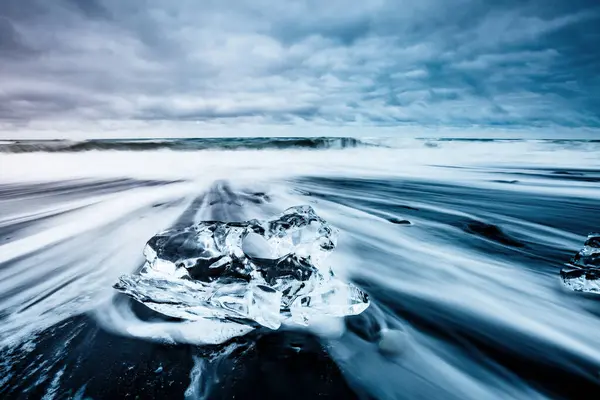 Grandes Pedaços Iceberg Que Brilham Areia Preta Cena Pitoresca Linda — Fotografia de Stock