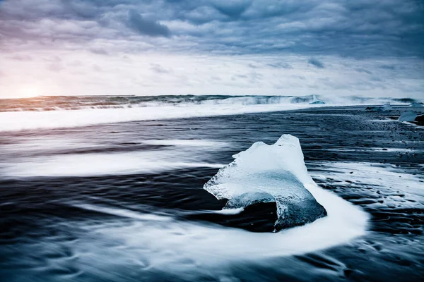 Große Teile Des Eisbergs Die Auf Dem Schwarzen Sand Funkeln — Stockfoto