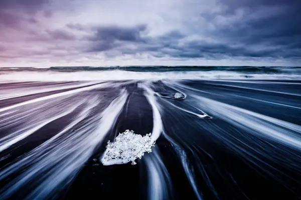 Grandes Pedaços Iceberg Que Brilham Areia Preta Cena Pitoresca Linda — Fotografia de Stock