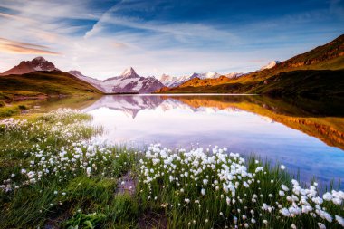 Bachalpsee Gölü 'nün üzerindeki Bernese Sıradağları' nın harika manzarası. Dramatik ve resimli bir sahne. Popüler turist eğlencesi. İsviçre Alpleri, Grindelwald Vadisi, Avrupa. Sanatsal resim. Güzellik dünyası.