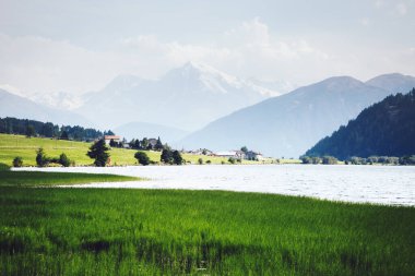 Haidersee Gölü ile Alp Vadisi 'nin harika sisi manzarası. Resim gibi ve muhteşem bir sabah sahnesi. Mekan San Valentino Alla Muta köyü, Bolzano, Güney Tyrol, İtalya alp, Avrupa. Güzellik dünyası.