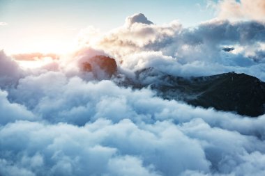 Kremalı sis ünlü Marmolada buzulunu akşam ışığında kapladı. Dramatik ve muhteşem bir sahne. Mekan Val di Fassa Vadisi, Passo Sella, Dolomiti, Güney Tyrol. İtalya, Avrupa. Güzellik dünyası.