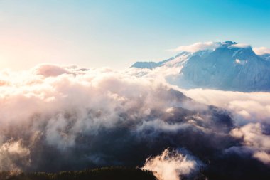 Kremalı sis ünlü Marmolada buzulunu sabah ışığında kapladı. Resimli ve muhteşem bir sahne. Mekan Val di Fassa Vadisi, Passo Sella, Dolomiti, Güney Tyrol. İtalya, Avrupa. Güzellik dünyası.