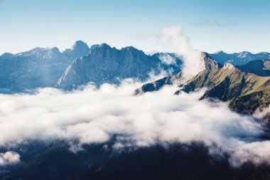 Kremalı sis Marmolada buzulunu sabah güneşiyle kapladı. Harika ve muhteşem bir sahne. Mekan Val di Fassa Vadisi, Passo Sella, Dolomiti, Tyrol. İtalya, Avrupa. Güzellik dünyası. Drone fotoğrafçılığı.
