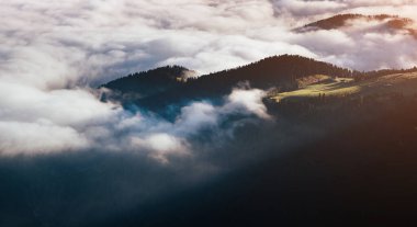 Güneş ışığında Alp Vadisi 'nin havadan görünüşü. Muhteşem bir sabah sahnesi. Konum, Ulusal Park Gardena, Seceda, Geisler veya Odle Dolomiti grubu, İtalya, Avrupa. Güzellik dünyası. Drone fotoğrafçılığı.