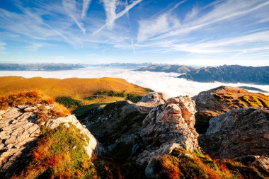 Güneş ışığında Alp Vadisi 'nin havadan görünüşü. Dramatik ve muhteşem bir sabah sahnesi. Konum, Ulusal Park Gardena, Seceda Peak, Geisler veya Odle Dolomiti grubu. Tyrol, İtalya, Avrupa. Güzellik dünyası