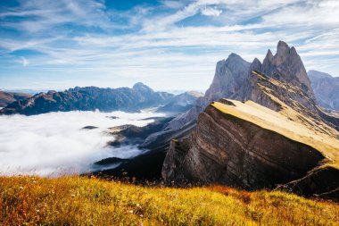 Güneş ışığında Alp Vadisi 'nin havadan görünüşü. Harika ve muhteşem bir sabah sahnesi. Puez-Odle Ulusal Parkı, Gardena, Seceda Peak, Geisler Dolomiti grubu. Tyrol, İtalya, Avrupa. Güzellik dünyası