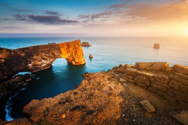 Şaşırtıcı siyah kemer lav duran küçük Yarımadası'nda denizin içinde. Popüler turistik. Sıradışı ve muhteşem sahne. Konumu Sudurland, cape Dyrholaey, sahil İzlanda, Europe. Güzellik dünya.