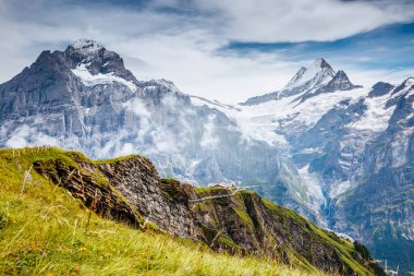 Karlı tepelerin harika manzarası. Resimli ve muhteşem bir sahne. Popüler turist eğlencesi. İsviçre Alpleri, Grindelwald Vadisi, Bernese Oberland, Avrupa. Güzellik dünyasını keşfedin.
