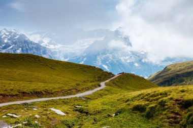 Alpine Hill manzarası harika. Resimli ve muhteşem bir sahne. Popüler turist eğlencesi. İsviçre Alpleri, Grindelwald Vadisi, Bernese Oberland, Avrupa. Güzellik dünyasını keşfedin.