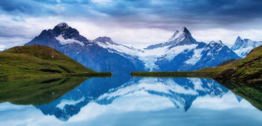 Kar kayalıklarının harika manzarası. Popüler turist eğlencesi. Dramatik ve resimli bir sahne. İsviçre Alpleri 'nde Bachalpsee, Grindelwald Vadisi, Bernese Oberland, Avrupa. Güzellik dünyası.