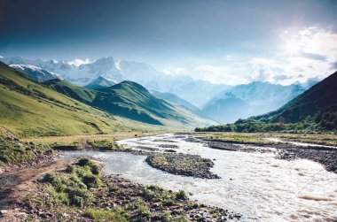 Shkhara buzulunun eteğindeki hızlı nehir. Resimli ve muhteşem bir sahne. Yeri Svaneti, Mestia, Gürcistan, Avrupa. Yüksek Kafkasya sırtı. Bağbozumu etkisi. Instagram filtrelenmiş. Güzellik dünyası.