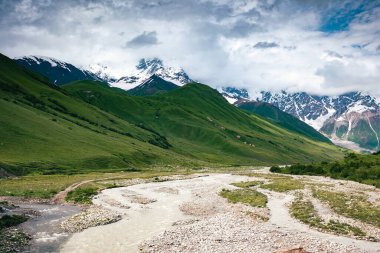 Shkhara 'nın eteklerinde inanılmaz bir sis tabakası var. Dramatik sis sahnesi. Yeri Svaneti, Mestia, Gürcistan, Avrupa. Yüksek Kafkasya sırtı. Retro ve klasik tarzda. Instagram tonlama etkisi. Güzellik dünyası.