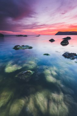 Akşamları Karadeniz 'in muhteşem ışıkları. Resimli ve muhteşem bir sahne. Yeri Kırım, Ukrayna, Avrupa. Balaklava 'nın ünlü sahil beldesi. Bağbozumu etkisi. Instagram filtresi. Güzellik dünyası.