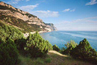 Sabah ışığında mavi deniz. Resimli ve muhteşem bir sahne. Yeri Karadeniz, Kırım, Ukrayna, Avrupa. Çapraz işlem filtresi, retro ve vintage tarzı. Instagram tonlama etkisi. Güzellik dünyası.