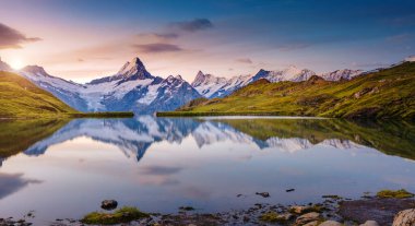Alp dağının manzarası. Schreckhorn ve Wetterhorn. Popüler turist eğlencesi. Dramatik ve resimli bir sahne. İsviçre Alpleri 'nde Bachalpsee, Grindelwald Vadisi, Avrupa. Güzellik dünyası.