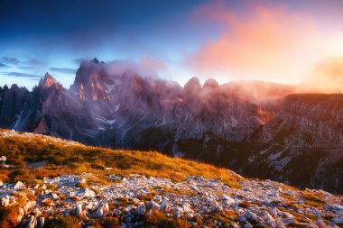 Ulusal park Tre Cime di Lavaredo 'nun manzarası. Dramatik ve muhteşem bir sahne. Misurina Range, Dolomiti Alp, Güney Tyrol, İtalya, Avrupa. Güzellik dünyası. Sanatsal resim.